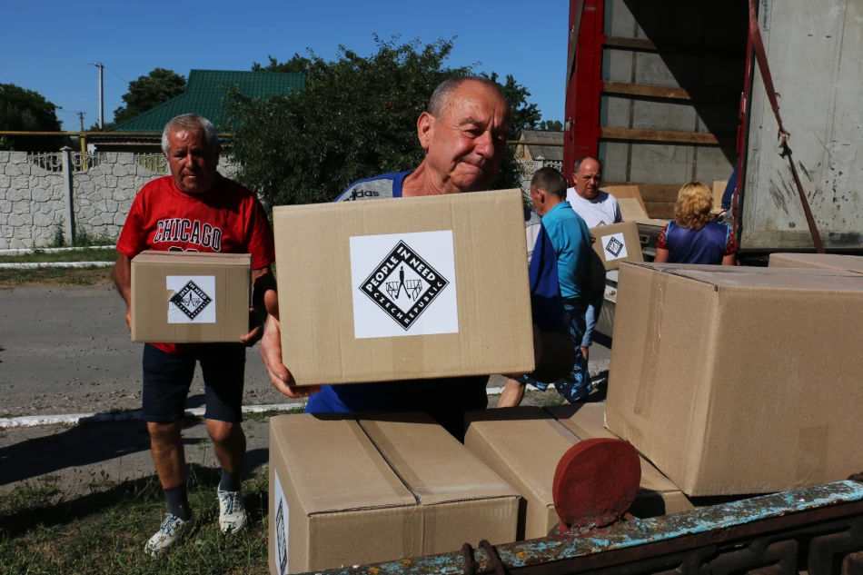 Team of People in Need distributed food parcels and provided psychological support to internally displaced people in collective center of Likhivka in Dnipropetrovsk Oblast.