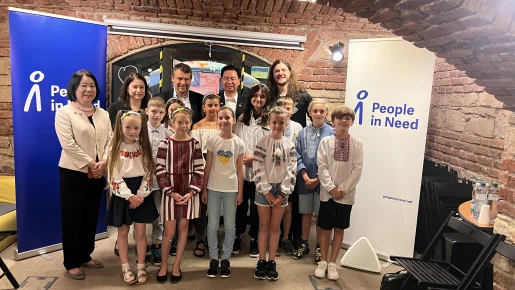 A group photo featuring The Foreign Minister of the Republic of China (Taiwan), Joseph Wu and his wife, People in Need Director, Šimon Pánek; Head of Assistance Programmes for Ukrainian Refugees in the Czech Republic, Zuzana Ramajzlová and the Ukrainian choir from Pilsen, Naděje (Hope)