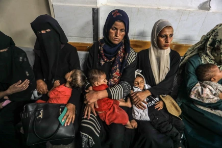 Palestinian women bring their malnourished children to the outpatient clinic at Nasser Hospital in Khan Yunis, southern Gaza Strip, on September 13, 2025.
2678235003