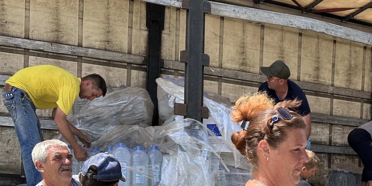 Following the Nova Khakovka dam destruction we are distributing drinking water to affected communities. Today we distributed 1,456 six-litre bottles of water to people in Novokairy in Kherson Oblast in other 3 villages. We will continue with distribution of drinking water in coming days. This all is possible thanks to the funding from the European Union.