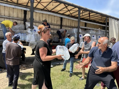 Following the Nova Khakovka dam destruction we are distributing drinking water to affected communities. Today we distributed 1,456 six-litre bottles of water to people in Novokairy in Kherson Oblast in other 3 villages. We will continue with distribution of drinking water in coming days. This all is possible thanks to the funding from the European Union.