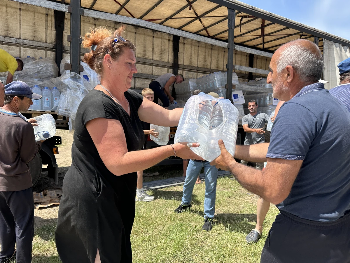 Following the Nova Khakovka dam destruction we are distributing drinking water to affected communities. Today we distributed 1,456 six-litre bottles of water to people in Novokairy in Kherson Oblast in other 3 villages. We will continue with distribution of drinking water in coming days. This all is possible thanks to the funding from the European Union.