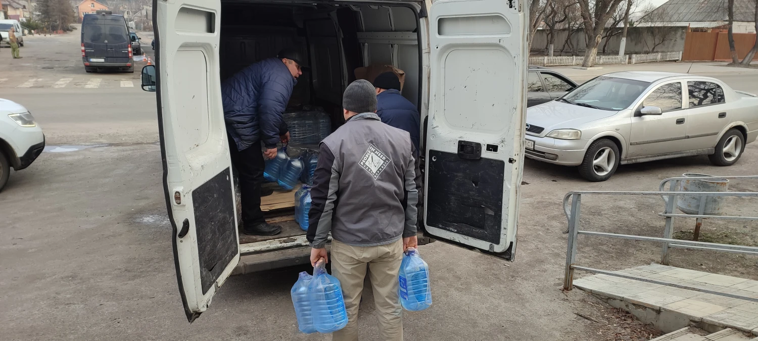 People in Need delivers water to thousands of people in shelled cities in eastern Ukraine