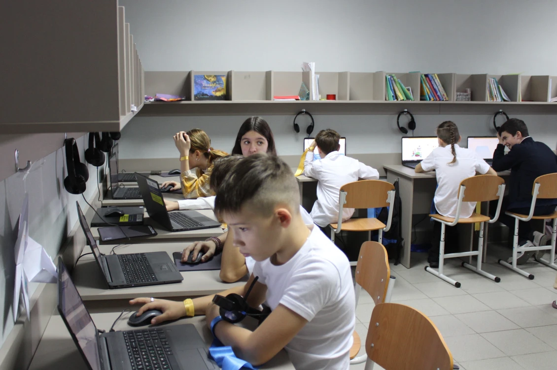 Ukrainian pupils come to the Digital Learning Centre and connect remotely to online lessons with their teachers.