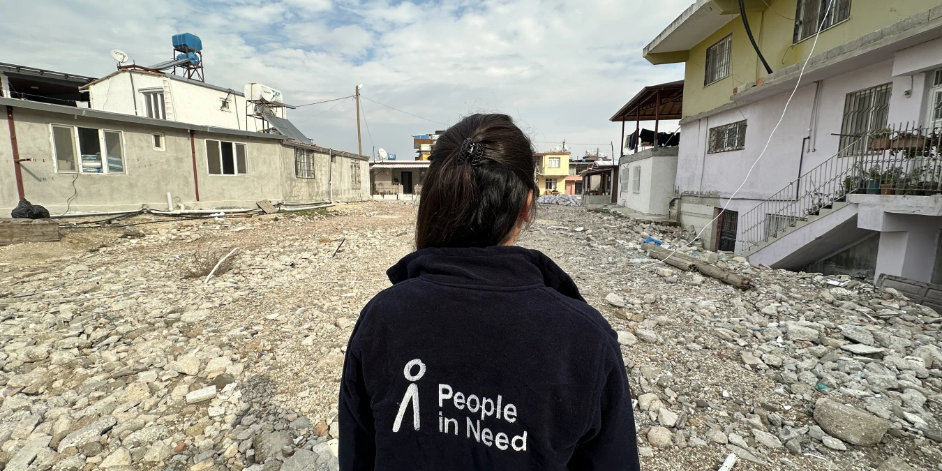 On 6 February 2023, a powerful earthquake struck southern Türkiye and northern Syria. The devastating quake claimed the lives of over 53,500 people in Türkiye and at least 8,400 in Syria, leaving an estimated 3 million displaced. In Antakya, the capital of Hatay province in southern Türkiye, the aftermath is still visible—large construction sites, empty spaces, and debris are constant reminders of the tragedy. However, the emotional scars are less visible, and healing will take much longer than rebuilding homes. With funding from the SOS Earthquake Türkiye and Syria Emergency Appeal, we are providing psychosocial support to local women. Additionally, through a project funded by Swiss Solidarity and implemented with Alliance2015 partner Helvetas, we are offering agricultural aid to local farmers affected by the earthquake.