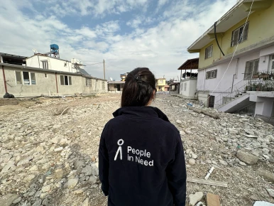 On 6 February 2023, a powerful earthquake struck southern Türkiye and northern Syria. The devastating quake claimed the lives of over 53,500 people in Türkiye and at least 8,400 in Syria, leaving an estimated 3 million displaced. In Antakya, the capital of Hatay province in southern Türkiye, the aftermath is still visible—large construction sites, empty spaces, and debris are constant reminders of the tragedy. However, the emotional scars are less visible, and healing will take much longer than rebuilding homes. With funding from the SOS Earthquake Türkiye and Syria Emergency Appeal, we are providing psychosocial support to local women. Additionally, through a project funded by Swiss Solidarity and implemented with Alliance2015 partner Helvetas, we are offering agricultural aid to local farmers affected by the earthquake.