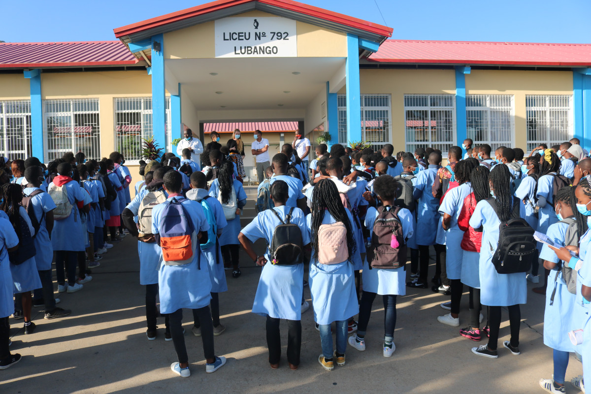 Let´s build a School in Africa - One World in Schools