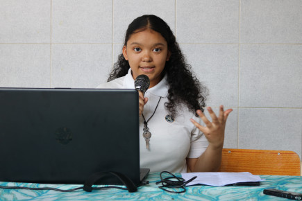 One World in Schools Teaches Angolan Students to Think Critically