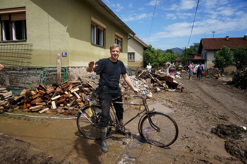 People in need assisting the people of Bosnian Maglaj and Doboj in coping with flood aftermath 