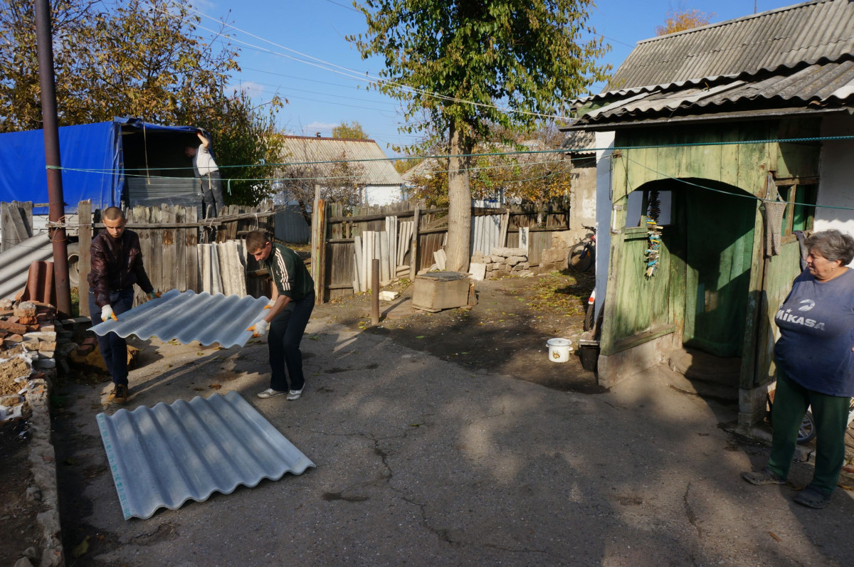Bombs fell into my garden and destroyed the roof, says Ukrainian Ljubov. People in Need helps with a repair of home