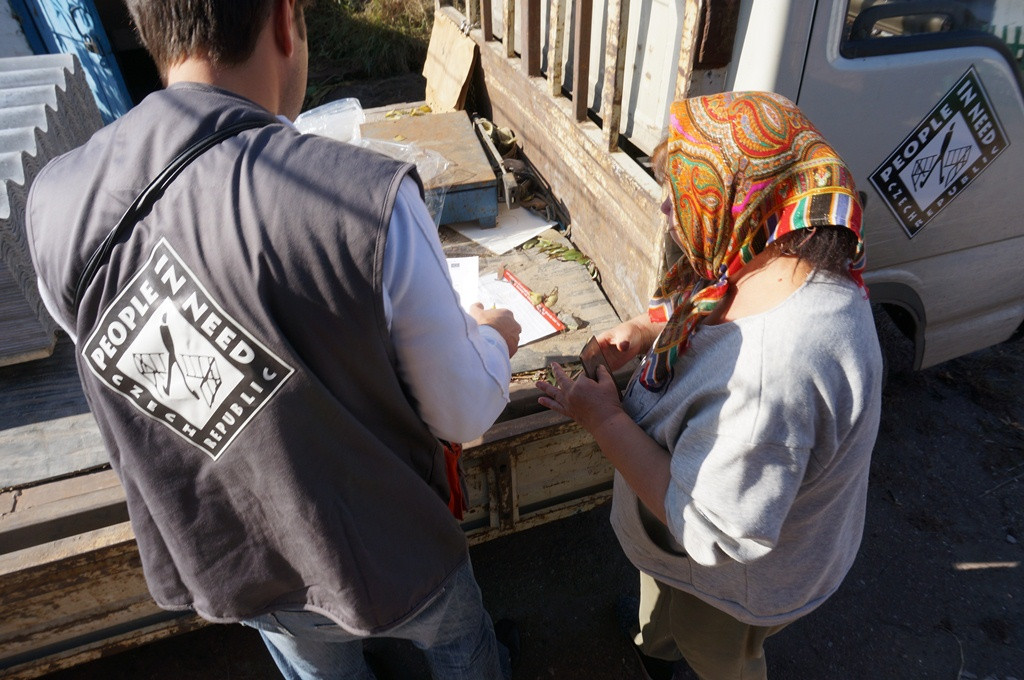 “Survive, I don't have another plan,” says Ukrainian Ludmila. People in Need repair her home.
