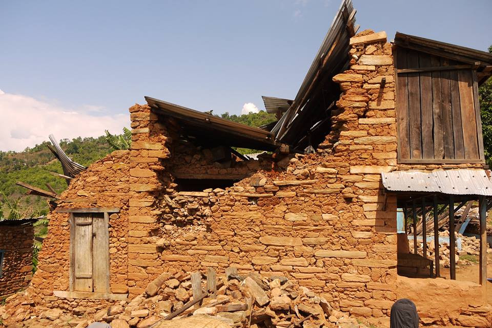 People in Need has started to work in the Gorkha region in Nepal. Local people need tarpaulins for temporary shelters