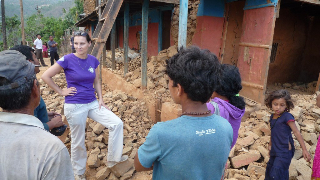 People in Need is distributing thousands of tarpaulins in Nepal. 6200 families will be provided with temporary shelters