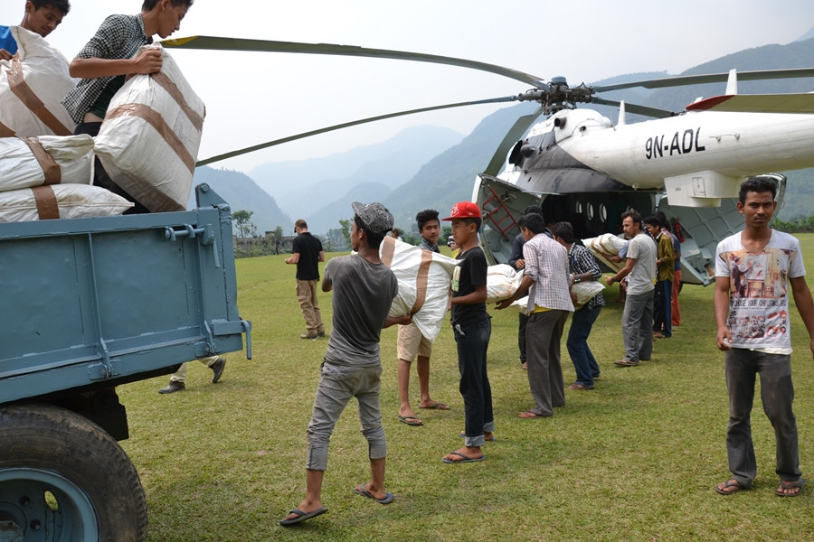 People in Need distributes materials for provisional shelters to hundreds of Nepalese families in mountain villages