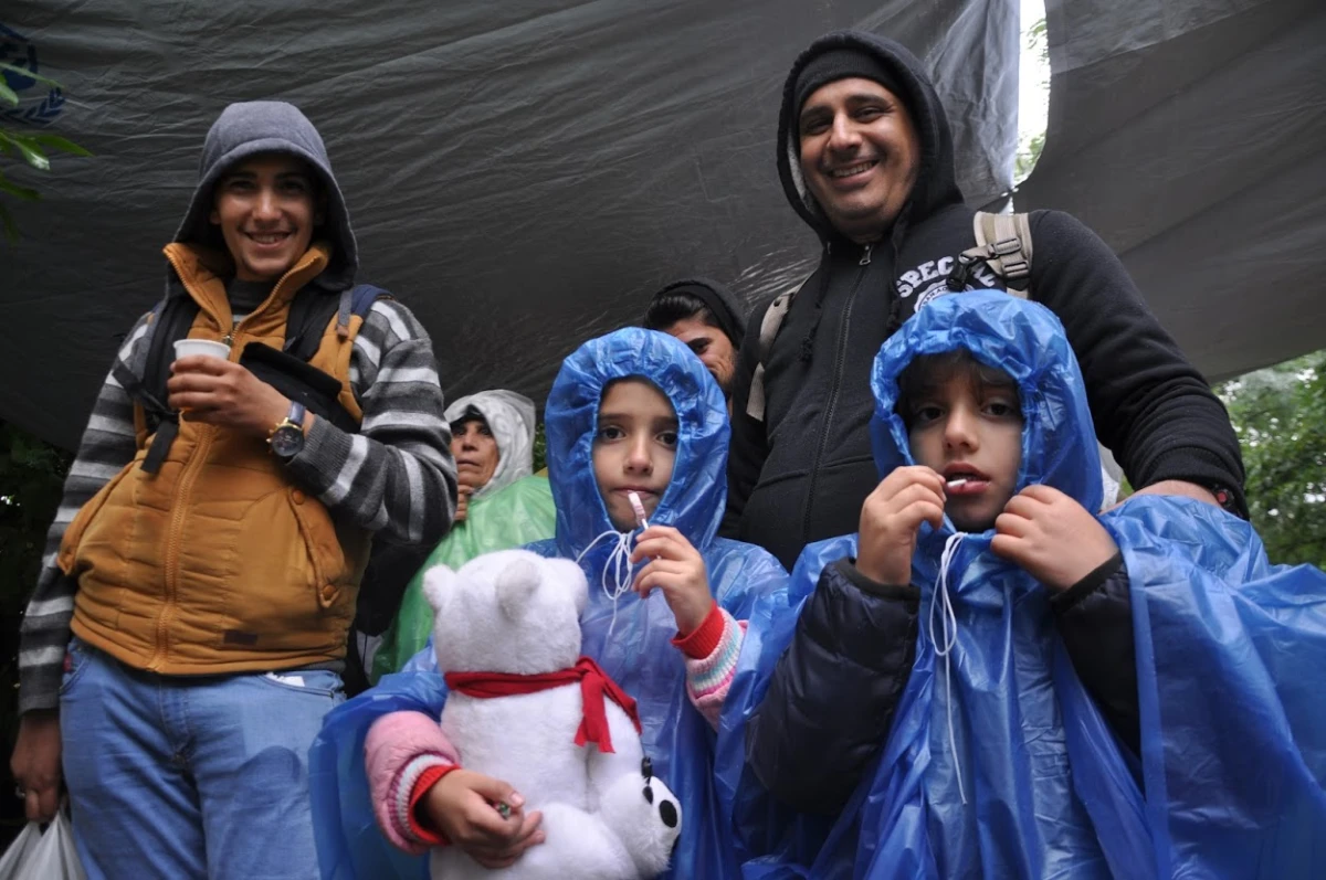 Refugees wait for hours in the cold and rain for the border to open. People in Need began providing support for Czech volunteers helping the refugees in Serbia