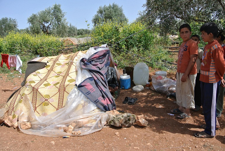 Thousands of Syrians Fleeing Fighting in Idlib, PIN Provided Food and Blankets