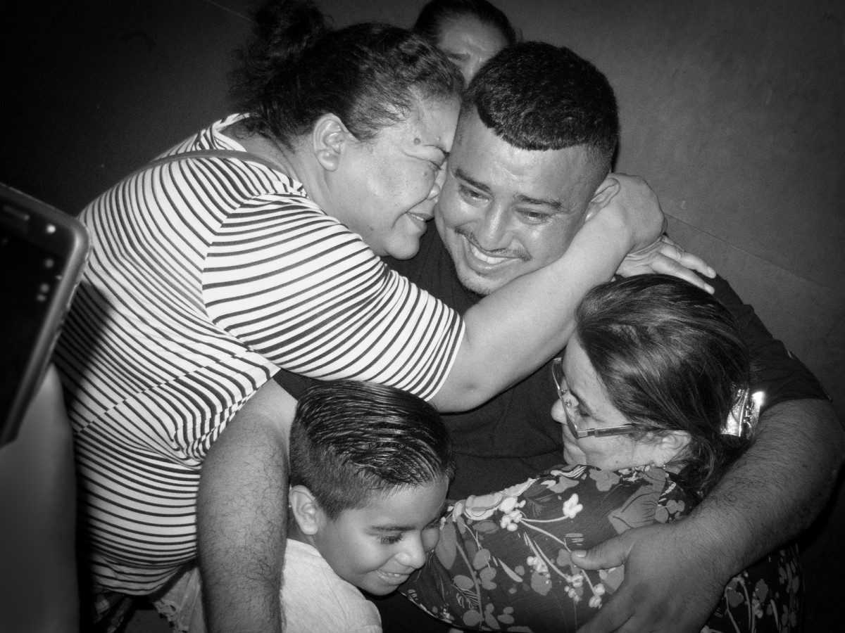 Neighbors hugging Johnny on April 25, 2018 at the time of his departure after four months in pretrial detention at the El Progreso prison.