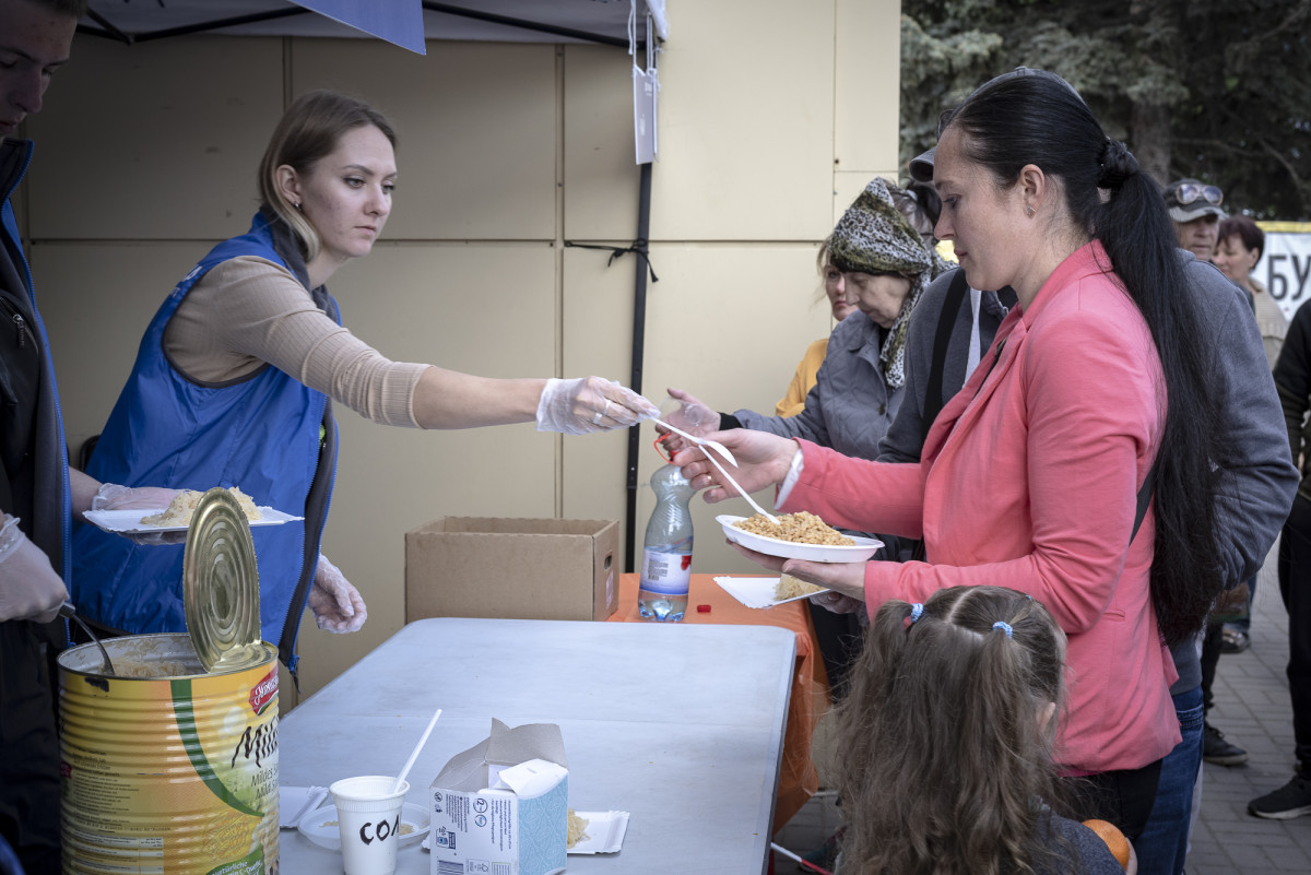 Open-air kitchen to support Ukrainians fleeing the war