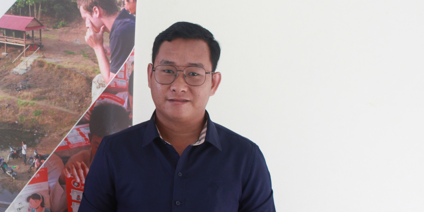 A graduate in English Literature and Computer Science, Chhoem now helps warn Cambodians about flooding💦