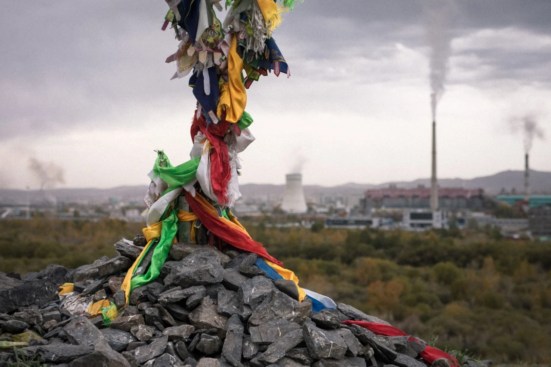 The coal-fired power and heating plant located in Ulaanbaatar is the largest of its kind in the country. It is close to the city centre, as well as to houses and yurts, and negatively contributes to air pollution.