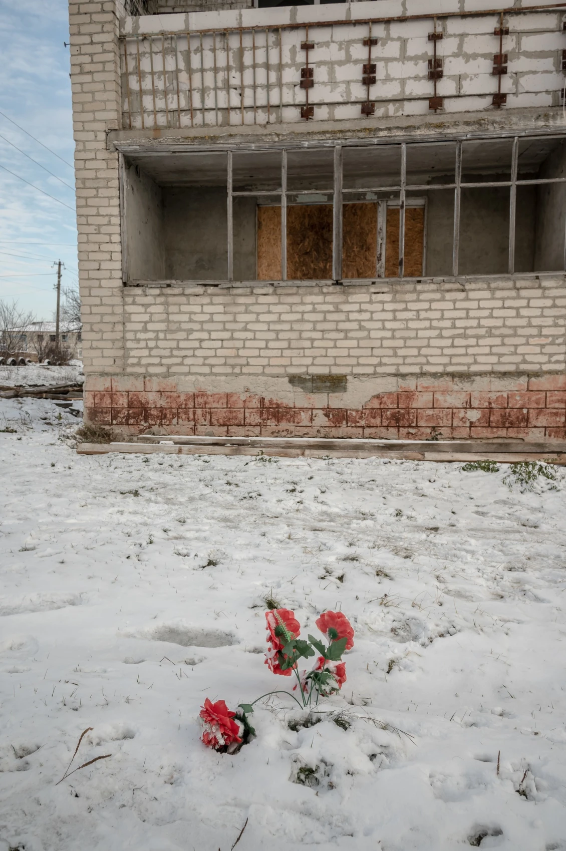 An explosion in the houseyard killed 5 women at once.