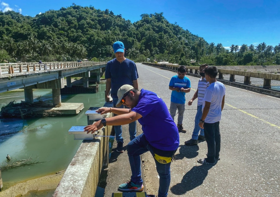 People in Need, in collaboration with Claver, Surigao del Norte's Disaster Risk Reduction Management Team, tested the capacity of the Early Warning System hardware to receive and send data to the system every 15 minutes