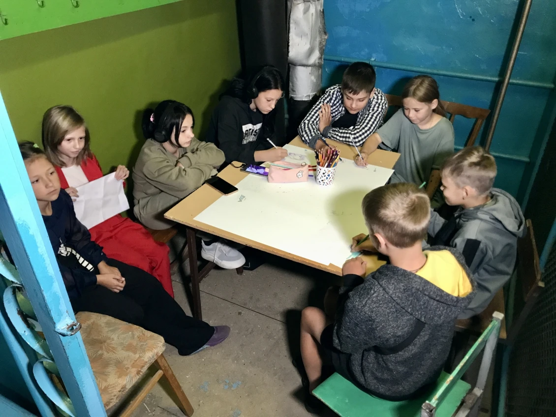 Children drawing during the alarm
