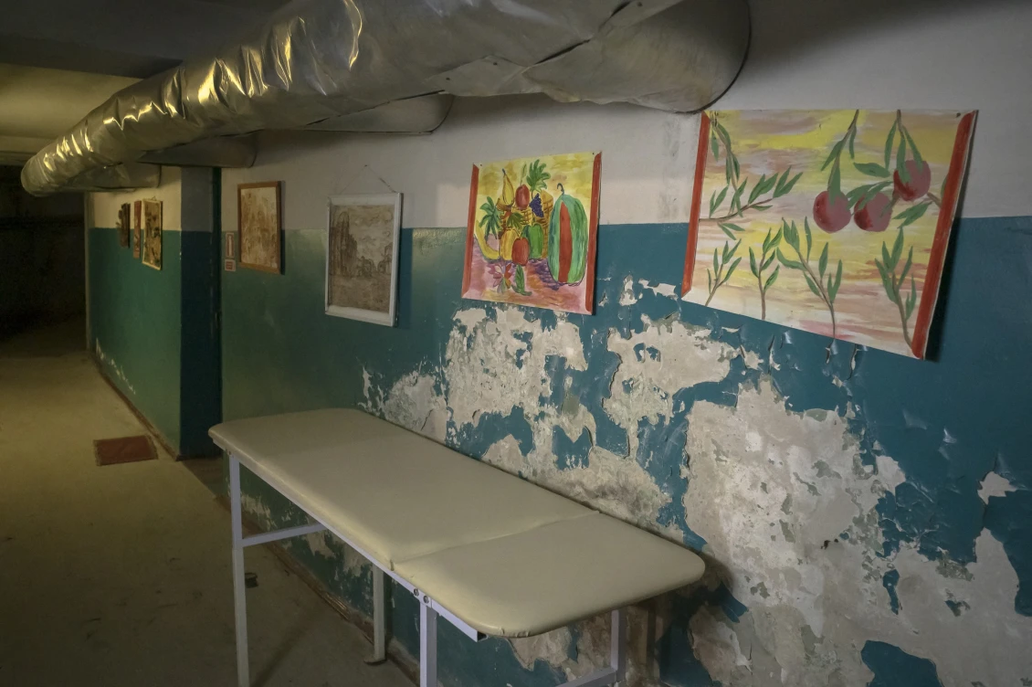  Children's drawings in the hospital's basement. The basement is used as a shelter, but it is unsuitable for long-term stays. 