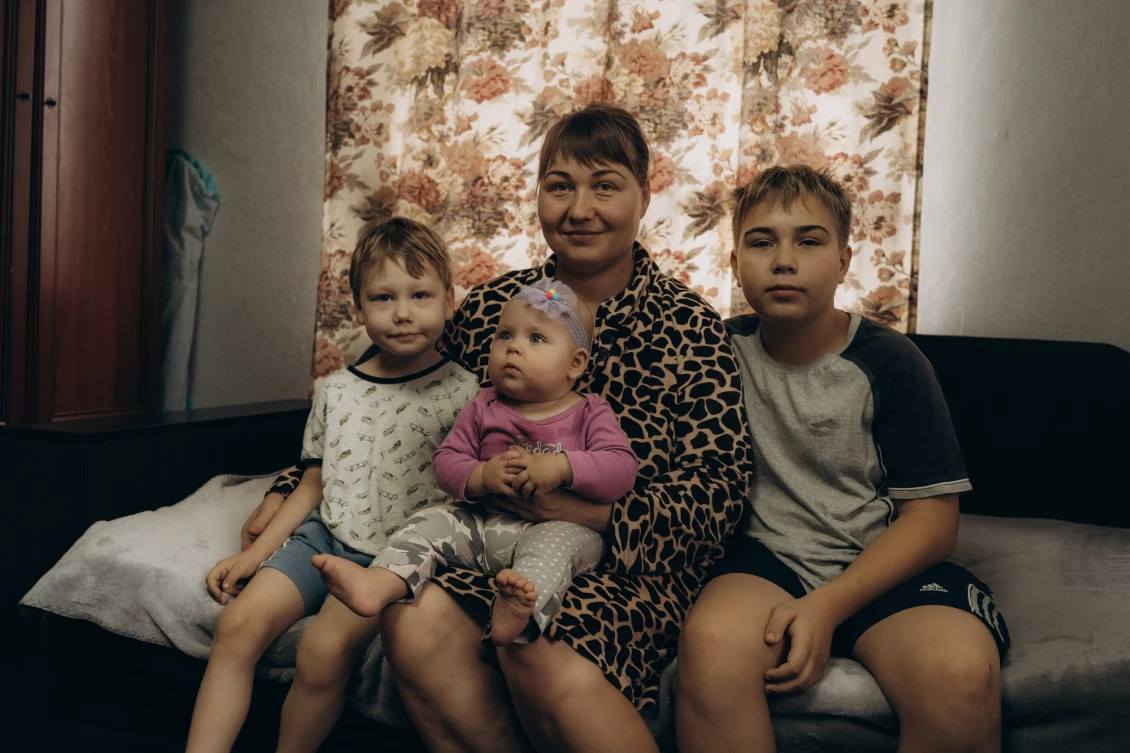 Alyona Kovryha with her children: Nazar, Mykyta, and Yelyzaveta. 