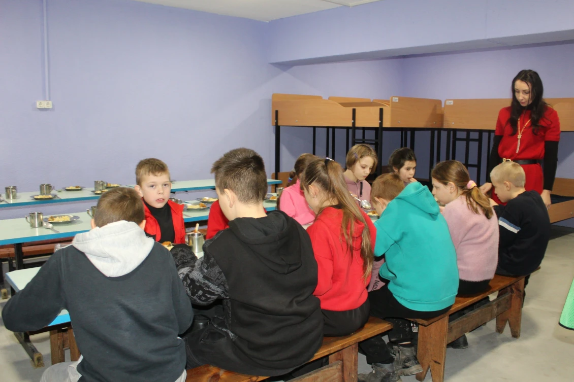 Students of the Sakhnovshchyna Lyceum in the canteen of the shelter