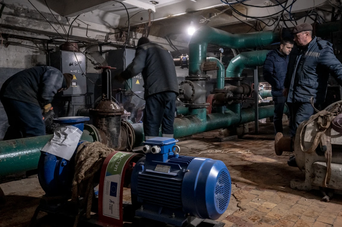 Installing equipment to treat and supply drinking water in Dnipro region