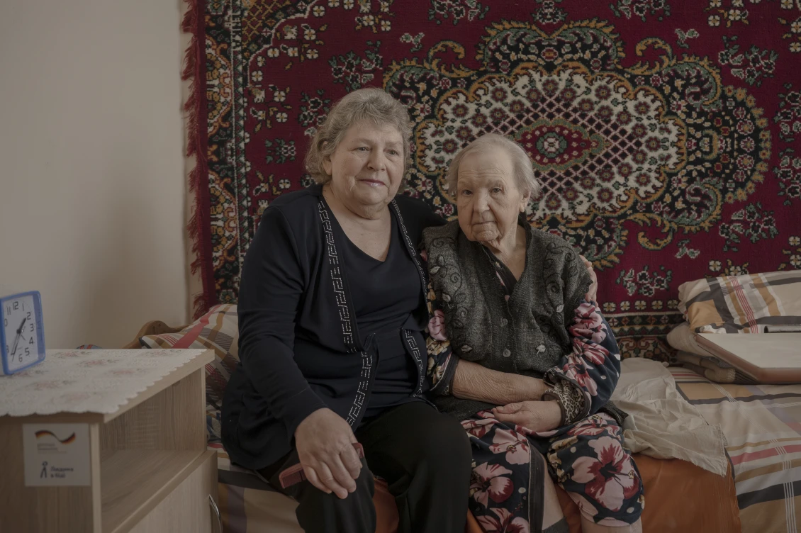 Another family is living in the boarding house. The younger woman used to teach at a university, and now she looks after her mother 