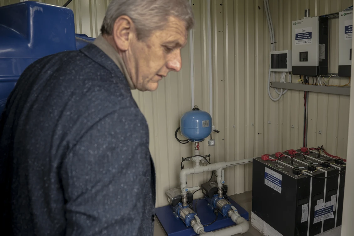 The Head of the Shyrokivska Territorial Community shows the equipment provided by People in Need