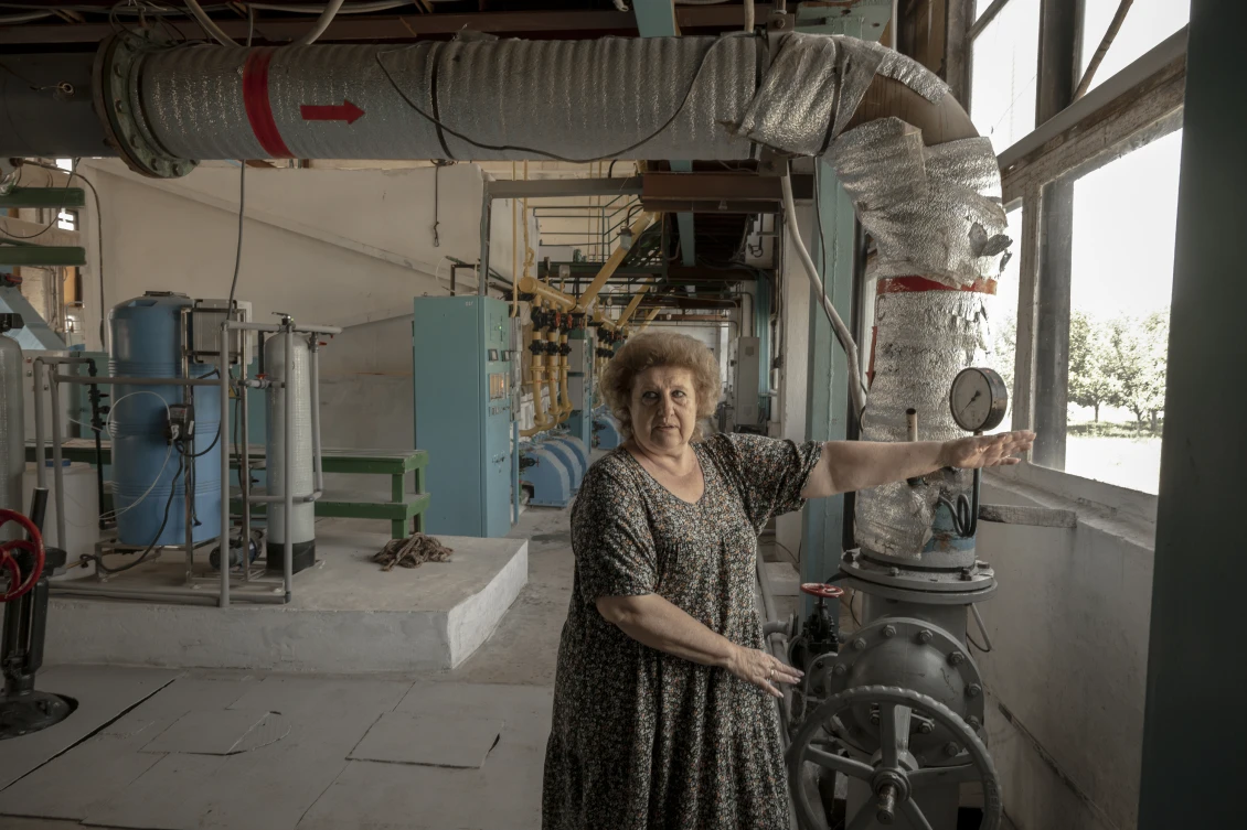 Specialists from the heat supply company discuss the consequences of shelling