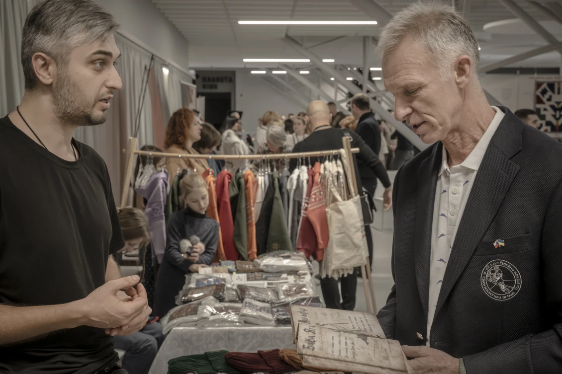 Dominik Hašek talks to participants in the Courage to Business project