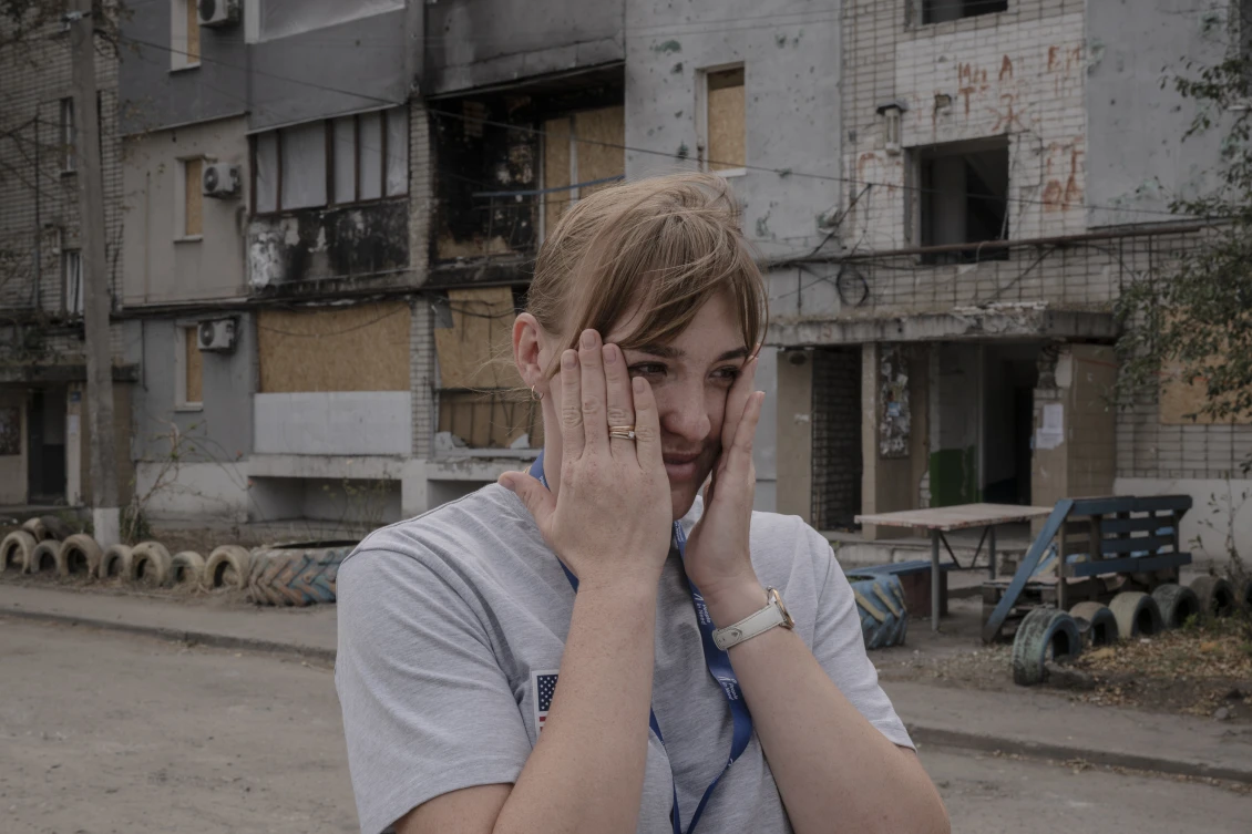 Alona finds it hard to restrain her emotions when the conversation turns to her family home and her parents