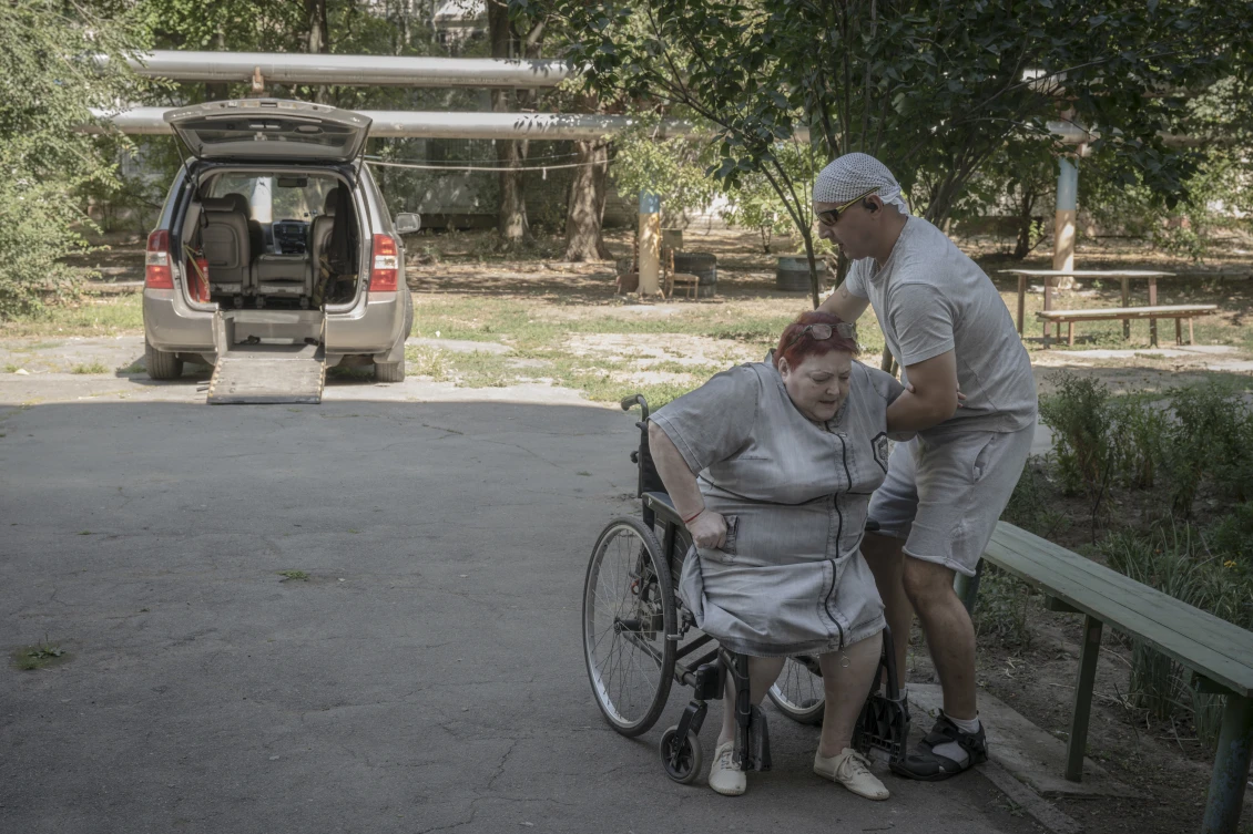 Dmytro helps Alina get into the taxi