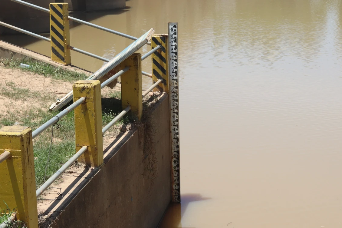 River water levels being measured in Kandeang District, Pursat province, Cambodia (Photo by People in Need Cambodia).